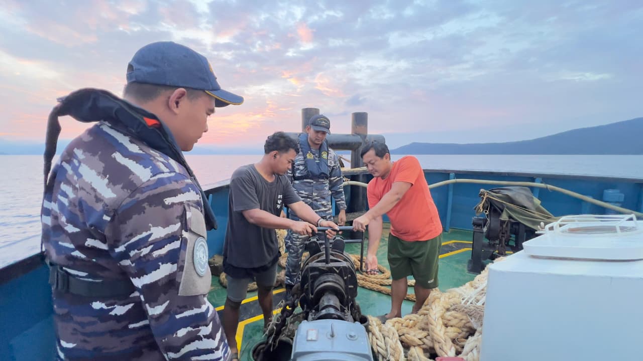 TNI AL Amankan Kapal Pengangkut Nikel Ore Diduga Ilegal di Perairan Sulawesi. (Foto/TNI AL)