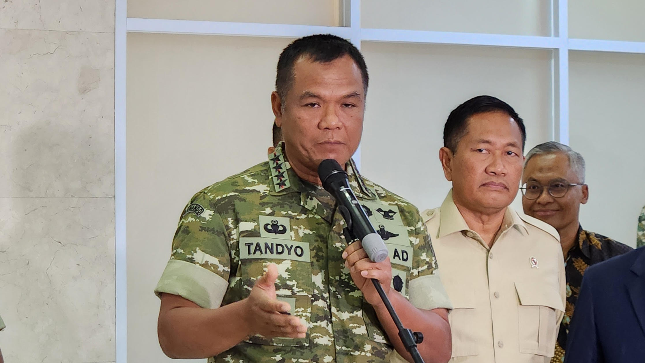 Wakil Panglima TNI Tandyo Budi Revita saat memberikan keterangan pers. (BeritaNasional/Panji)