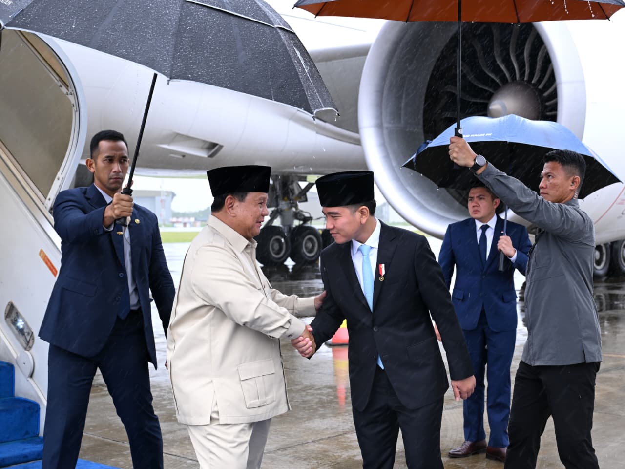 Presiden Prabowo Subianto setelah lawatan ke luar negeri disambut Wapres Gibran Rakabuming Raka. (Foto/BPMI)