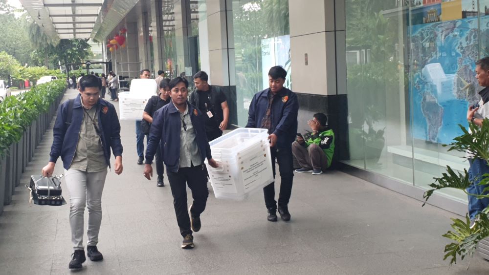 Usut Kasus Saham ''Gorengan'', Bareskrim Geledah Kantor PT Shinhan Sekuritas di SCBD. (BeritaNasional/Bachtiarudin Alam)