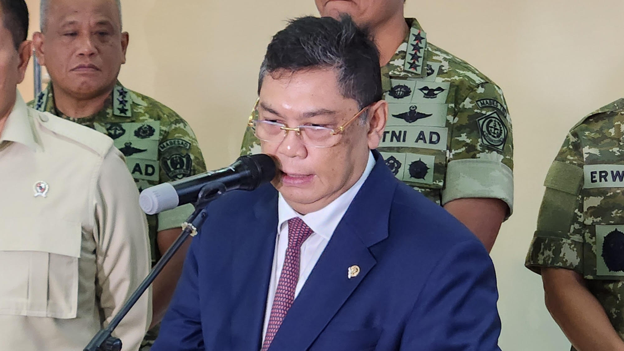 Ketua Komisi I DPR RI Utut Adianto beri keterangan pers di Jakarta. (BeritaNasional/Panji)