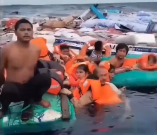 Viral 20 penumpang dan awak kapal mengambang di perairan Poleang, Bombana, Sultra. (BeritaNasional/X Neveralonely)