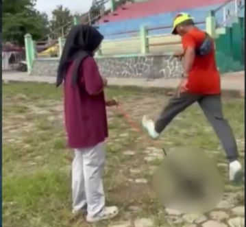 Seekor kucing ditendang pria yang lewat di Lapangan Kridosono, Kabupaten Blora, Jateng, Senin (2/2/2026). (BeritaNasional/Instagram Farindaaarz)