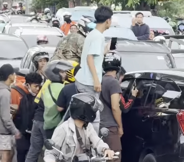 Mobil Calya Hitam diamuk massa di Jakpus setelah menolak diberhentikan polisi. (Foto/Istimewa)