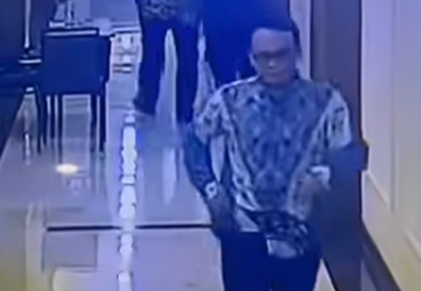 Pelaku pencurian tertangkap kamera di hotel wilayah Jakarta Pusat. (Foto/Tangkapan Layar)