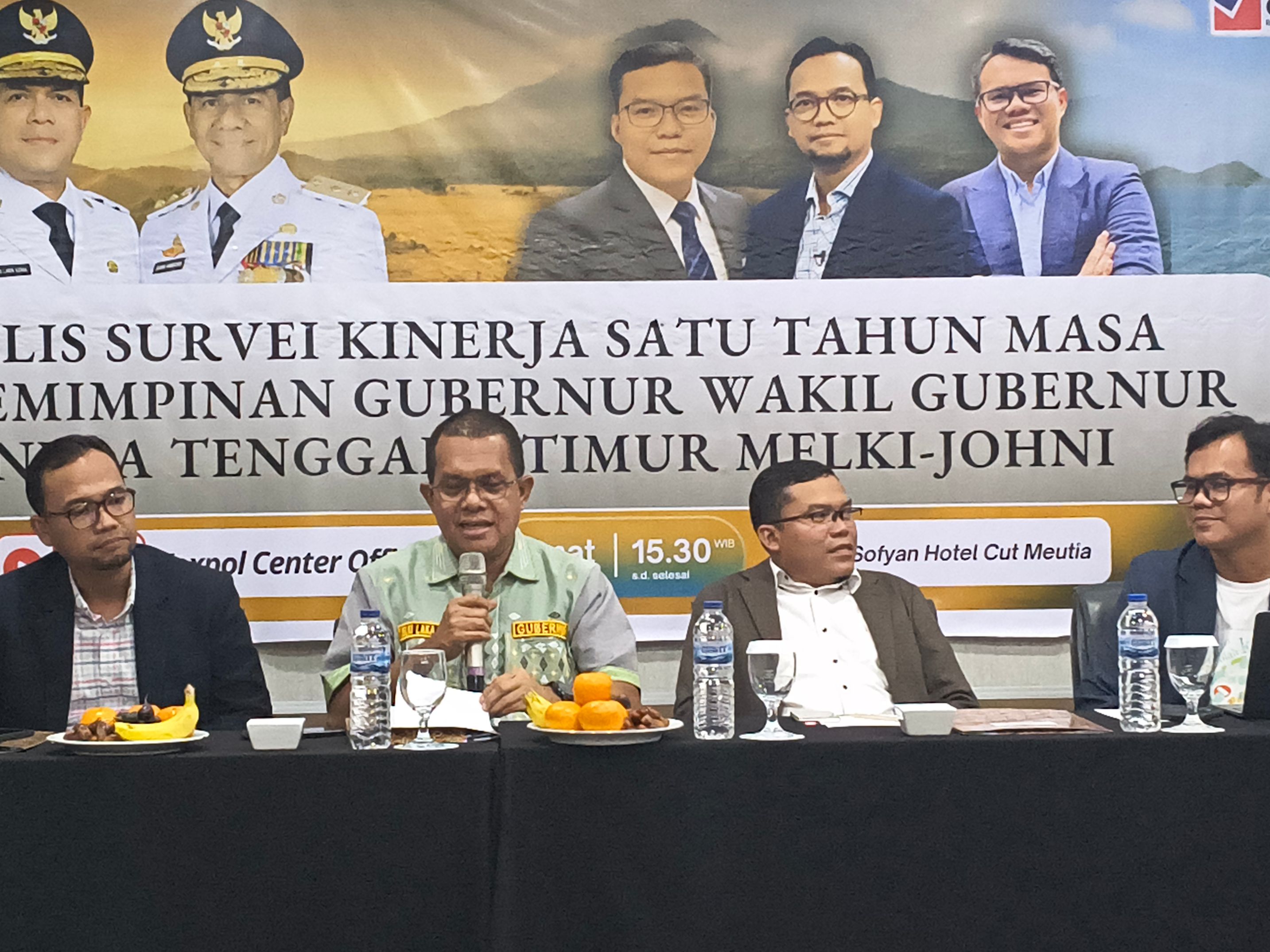 Direktur Eksekutif Voxpol Pangi Syarwi (tengah kanan), Gubernur NTT Melkiades Laka Lena (tengah kiri) dalam rilis survei di Hotel Sofyan, Cikini, Jakarta, Jumat (13/2/2026). (BeritaNasional/Ahda)