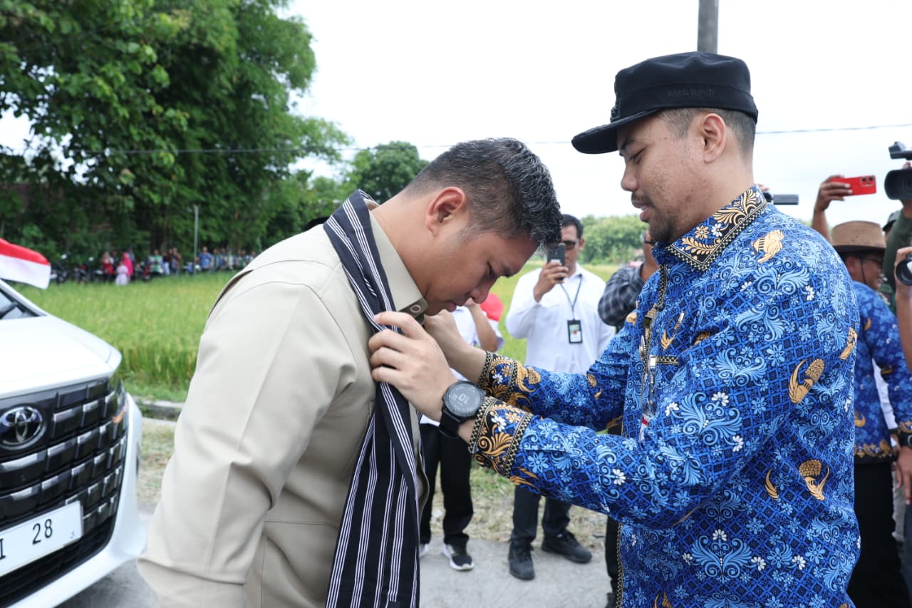 Wakil Bupati Klaten Benny Indra Ardhianto (kanan) saat bersama Wamentan Sudaryono. (Foto/Istimewa)