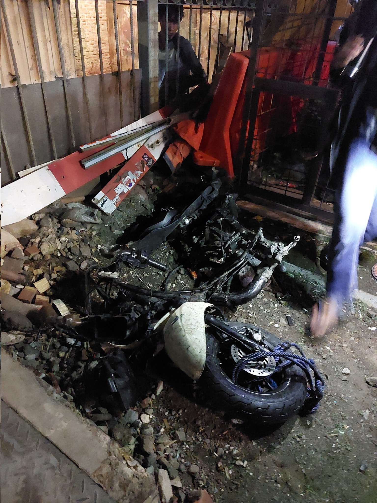 Wanita pengendara motor tewas tertabrak KRL di Pesing, Jakarta Barat, Rabu (18/2/2026) malam. (BeritaNasional/X Mas Pram)