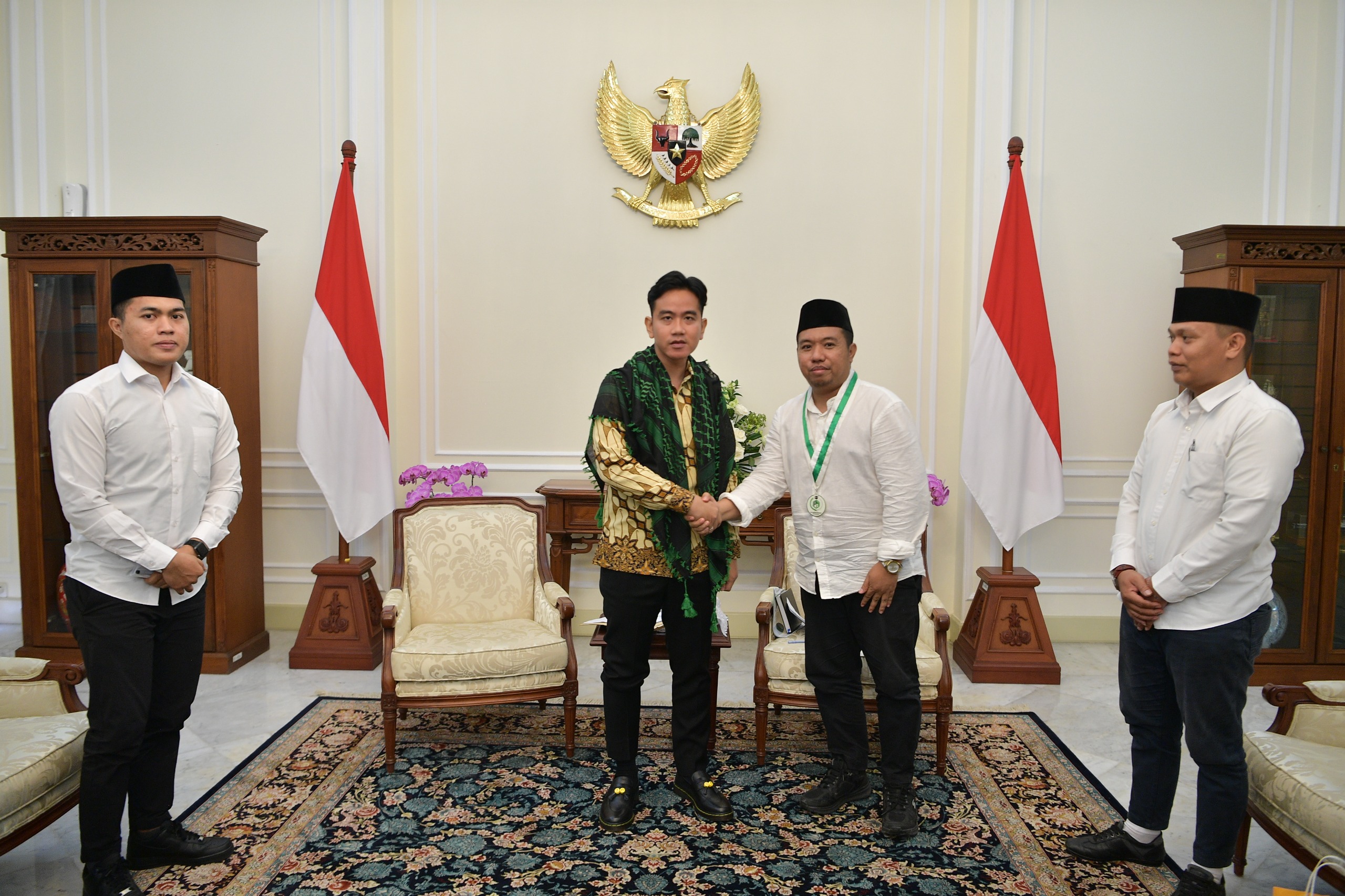 Wapres Gibran Rakabuming menerima audiensi Dewan Pimpinan Pusat Persatuan Mahasantri Indonesia. (BeritaNasional/Elvis/HO Setwapres)