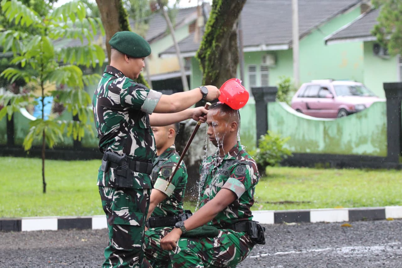 Danyonif 515 UTY/9/2 Kostrad Letkol Inf Edy Wibowo, S.Sos. menggelar tradisi penyambutan warga baru 2 orang prajurit Perwira Remaja dan Bintara Remaja. (BeritaNasional/Elvis/HO Dispenad)