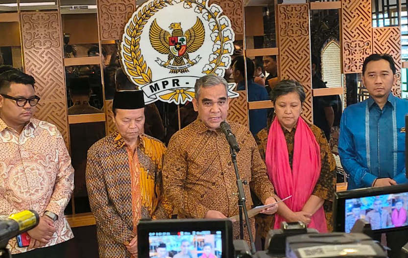 Para pimpinan MPR menyampaikan sikap untuk pemerintah menarik pasukan perdamaian di Lebanon Selatan. (BeritaNasional/Ahda)