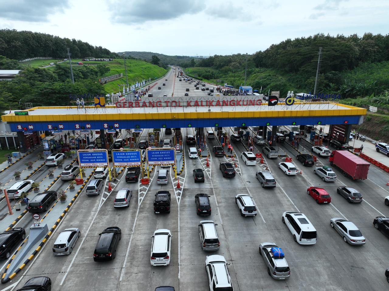 Kendaraan melintas di gerbang tol Kalikangkung saat Arus Mudik Lebaran. (Foto/Jasa Marga).