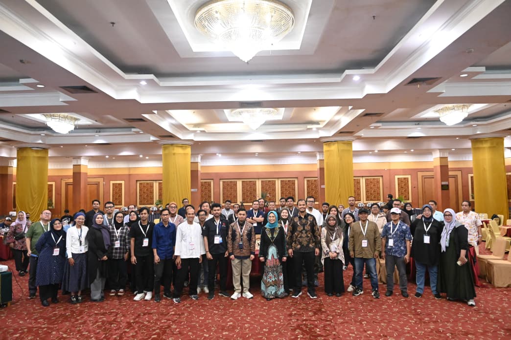 Ketua Komisi X DPR Hetifah Sjaifudian (tengah), Peneliti Madya BRIN Hanif Fakhrurroja (tengah kiri), Direktur BPS Setia Pramana (tengah kanan) dan para jurnalis. (BeritaNasional/Tim Media Hetifah)