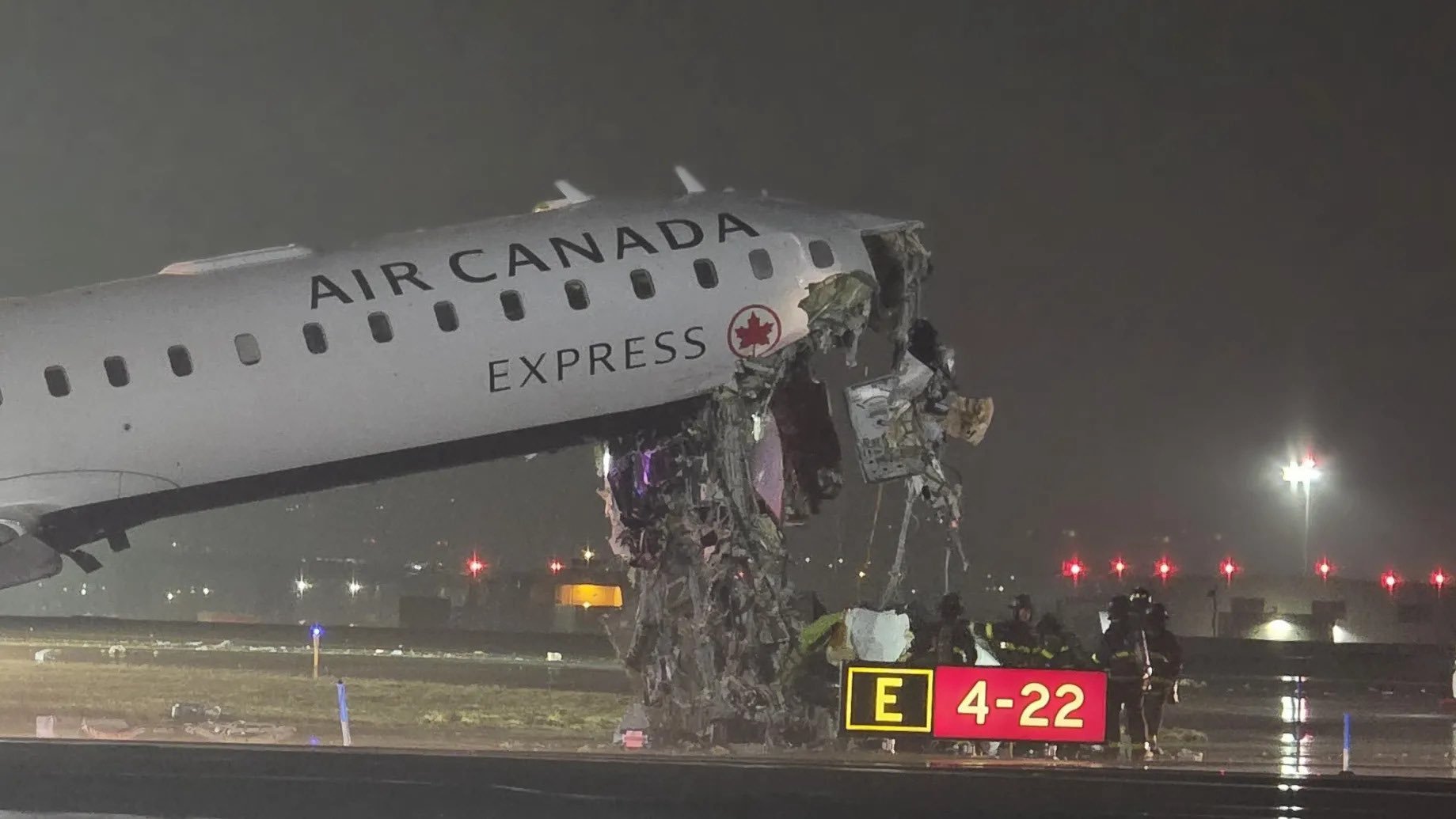 Pesawat Air Canada usai menabrak truk damkar di Bandara LaGuardia, New York, Senin (23/3/2026) pukul 10.20 WIB. (BeritaNasional/X Breaking Aviation News)