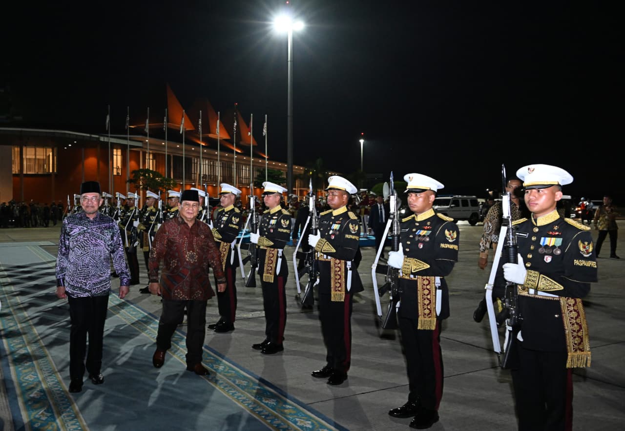 Presiden Prabowo Subianto mengantar PM Malaysia Anwar Ibrahim. (BeritaNasional/Setpres)