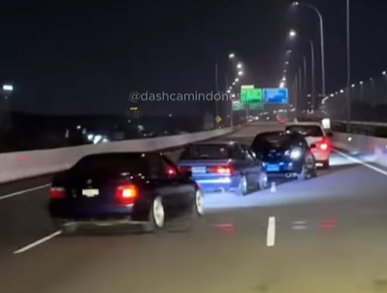 Sejumlah pengendara mobil mengendarai kendaraan tanpa aturan di tol Becakayu. (BeritaNasional/tangkapan layar)