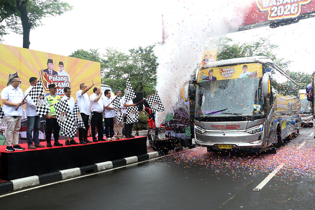 Wakil Ketua Komisi VI DPR RI, Andre Rosiade (tengah) melepas program mudik gratis “Pulang Basamo” ke Sumatera Barat di Geding DPR RI, Senayan, Jakarta Pusat, Minggu (8/3/20250).  (Beritanasional.com/Oke Atmaja)