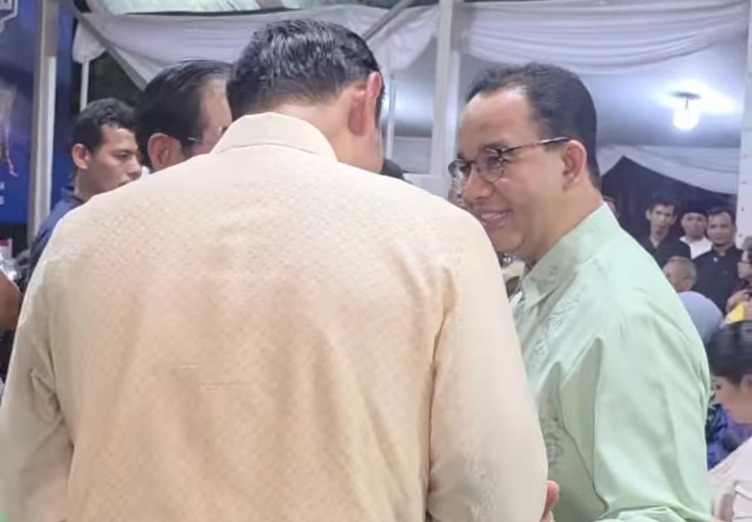 Anies Baswedan berbincang dengan AHY (punggung) dan SBY di halalbihalal yang digelar SBY di Cikeas, Jabar, Minggu (22/3/2026). (BeritaNasional/IG Merry Riana)