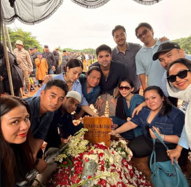 Anya Geraldine (tengah kiri) bersama teman-teman Vidi lainnya di pemakaman Vidi Aldiano di TPU Tanah Kusir, Jaksel. (BeritaNasional/IG Anya)