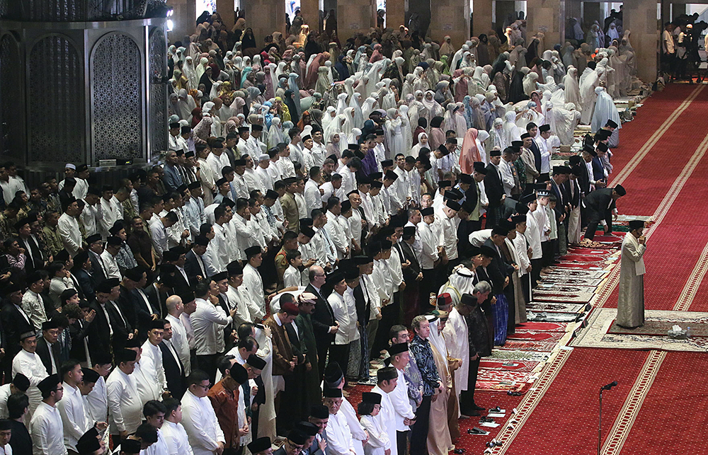 Presiden Prabowo dan Wakil Presiden Gibran Rakabuming serta para menteri kabinet merah putih shalat ied di Mesjid Istiqlal. (BeritaNasional/Elvis Sendouw)