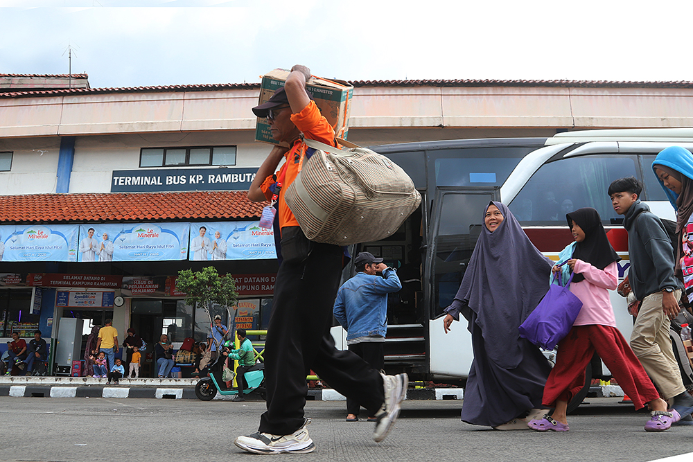 Suasana terminal Kampung Rambutan pada saat arus balik lebaran 2026. (BeritaNasional/Elvis Sendouw)