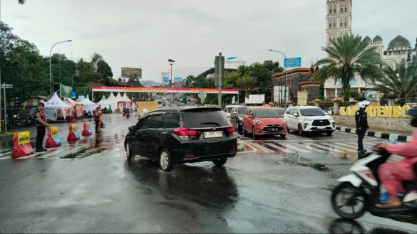 Polisi Berlakukan One Way dari Jakarta di kawasan Puncak. (Foto/istimewa)