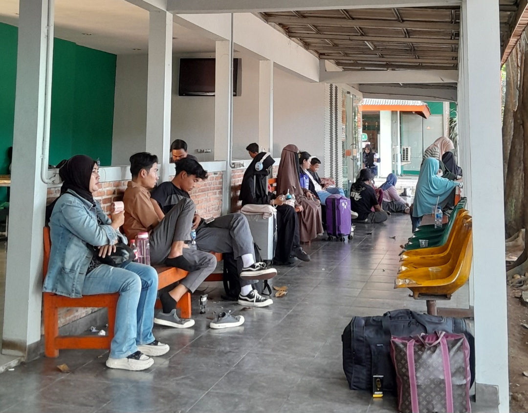 Pemudik  menunggu kedatangan bus  (BeritaNasional/istimewa)