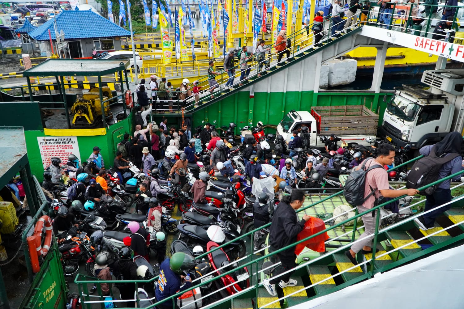 Kepadatan kendaraan memasuki kapal ferry di Pelabuhan Gilimanuk, Bali pada H-5 Lebaran 2026. (BeritaNasional/ASDP)