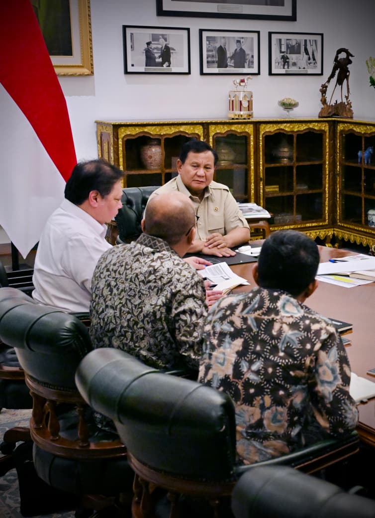 Presiden Prabowo Subianto saat rapat bersama Menko Perekonomian Airlangga Hartarto. (BeritaNasional/Setpres)