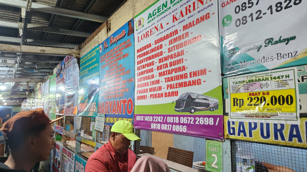 Suasana di terminal bayangan Pondok Pinang, Jakarta Selatan. (BeritaNasional/Panji Septo).