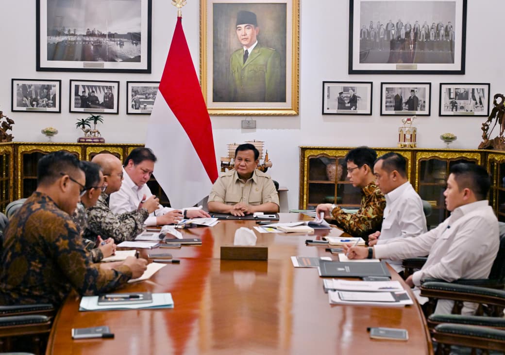Presiden Prabowo Subianto rapat bersama sejumlah menteri membahas efisiensi anggaran. (BeritaNasional/Setpres)