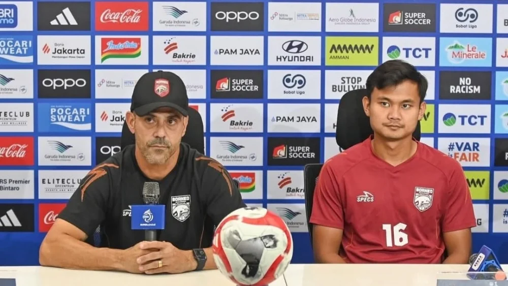 Pelatih Borneo FC Fabio Lefundes (kiri) saat konferensi pers sebelum pertandingan kontra Persija Jakarta. (Foto/Dokumentasi Super League)