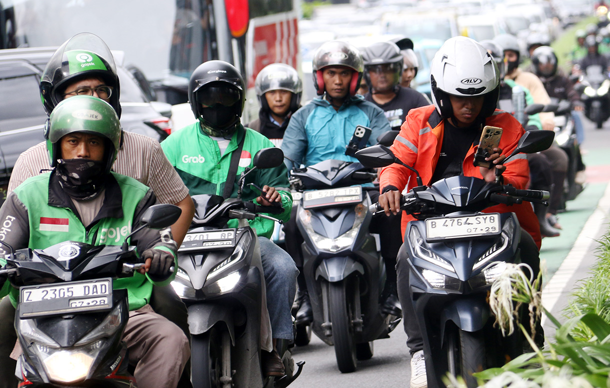 Sejumlah pengemudi ojek online (ojol) melintas di Kawasan Jalan Sudirman-Thamrin, Kawasan Senayan, Jakarta, Rabu (4/3/2026).(Beritanasional.com/Oke Atmaja)