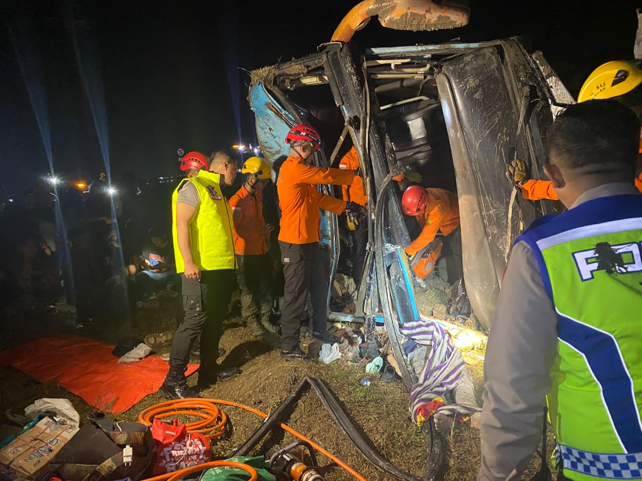 Bus PO Zentrum Alami Kecelakaan di Tol Pejagan-Pemalang. (Foto/istimewa)