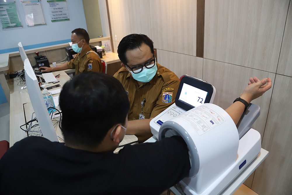 Warga antusias mendatangi puskesmas untuk memeriksa kesehatan gratis dari program pemerintah. (BeritaNasional/Elvis Sendouw)