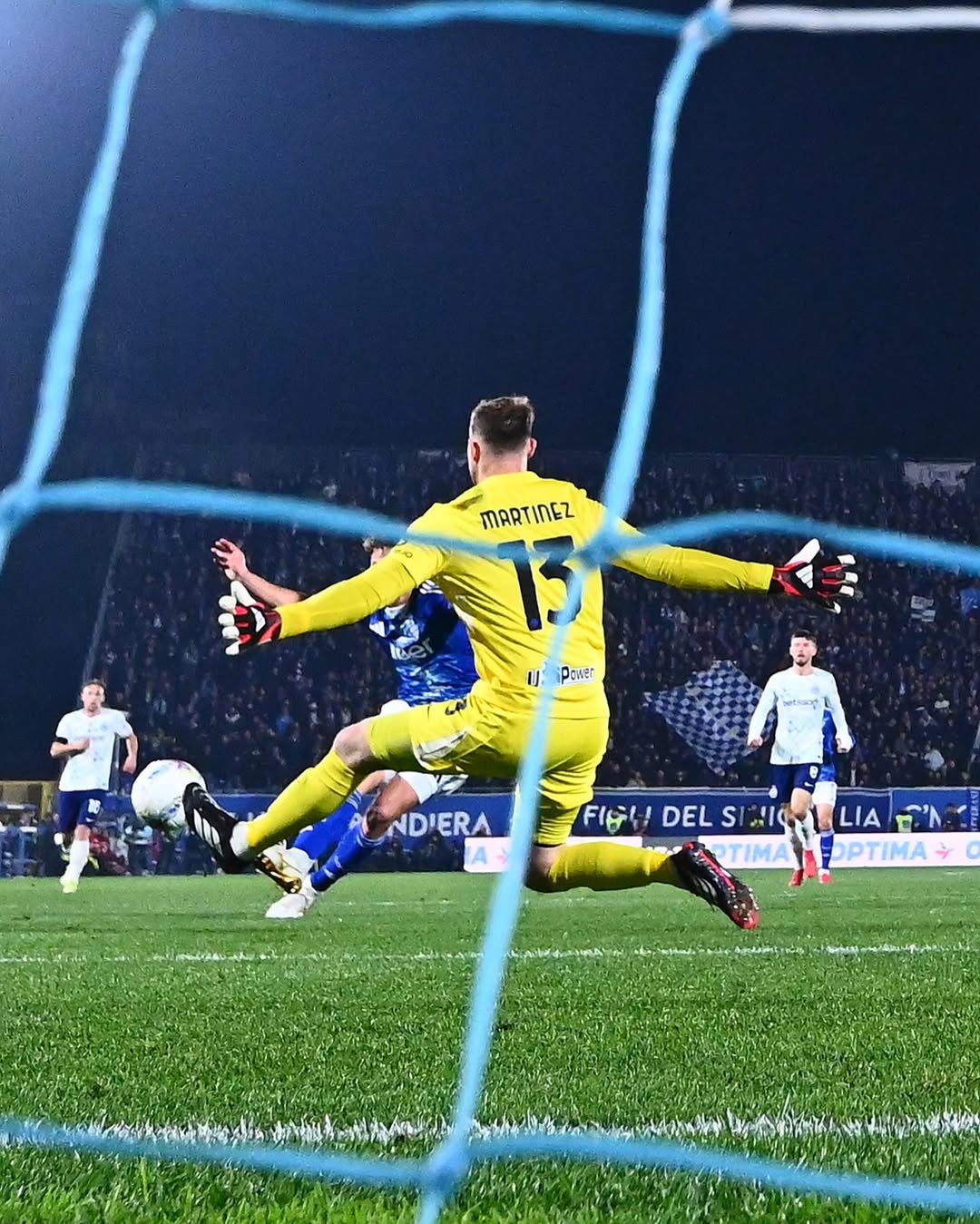 Kiper Inter Milan Martinez menghalau sepakan pemain Como di Semifinal Coppa Italia. (Foto/Instagram)