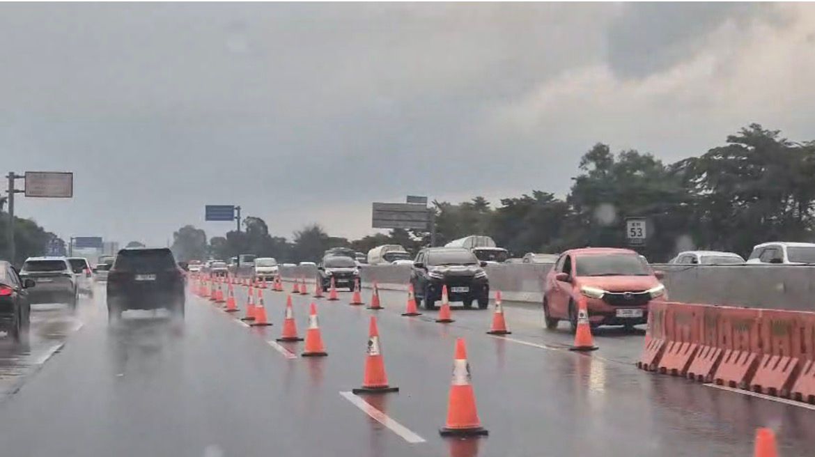 Contraflow Diberlakukan di Tol Jakarta-Cikampek, Arus Mudik Arah Jawa Masih Padat. (BeritaNasional)