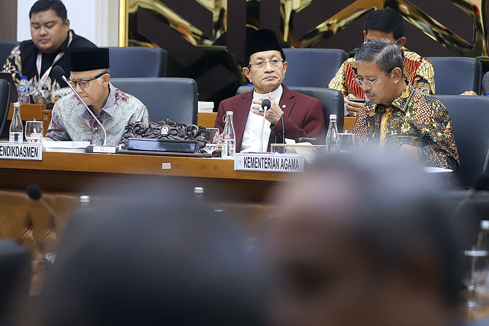 Menag Nasaruddin Umar (tengah) bersama Dirjen Pendidikan Islam Amien Suyitno (kanan) saat di DPR. (BeritaNasional/Elvis Sendouw)