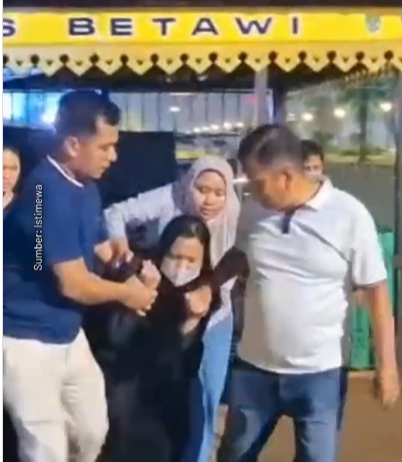 Anggota Paspampres dan polisi selamatkan wanita yang ingin akhiri hidup depan istana Merdeka Jakarta. (BeritaNasional/tangkapan layar)