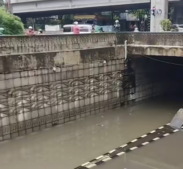 Underpass Mampang Terendam dan Lumpuhkan Akses Jalan. (Foto/instagram jktcreativemedia)