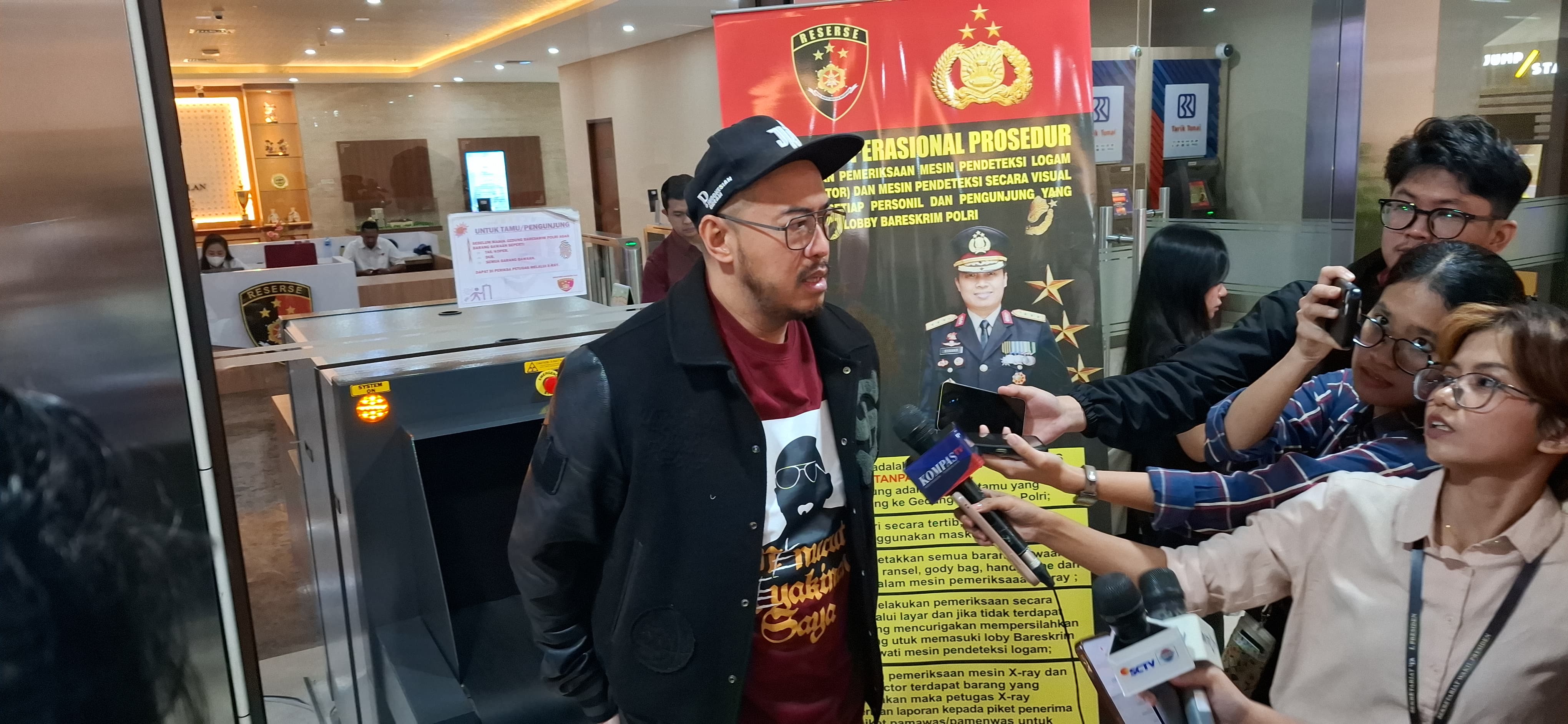 Komika Pandji Pragiwaksono sedang menjalani pemeriksaan kedua Direktorat Tindak Pidana (Dittipid) Siber Bareskrim Polri. (BeritaNasional/Bachtiar).