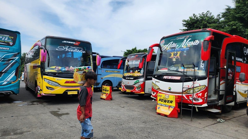 Angkutan bus antar provinsi di termina Kalideres Jakbar. (BeritaNasional/Panji)