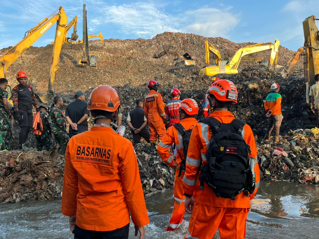 Tim SAR mengevakuasi korban longsor di TPA Bantar Gebang, Bekasi Jabar, Minggu (8/3/2026) sore. (BeritaNasional/Basarnas)
