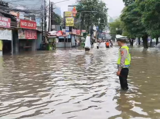 Banjir setinggi 40 cm di Jl. Bendungan Hilir, Jakarta Pusat, Minggu (8/3/2026) siang. (BeritaNasional/TMC Polda Metro)