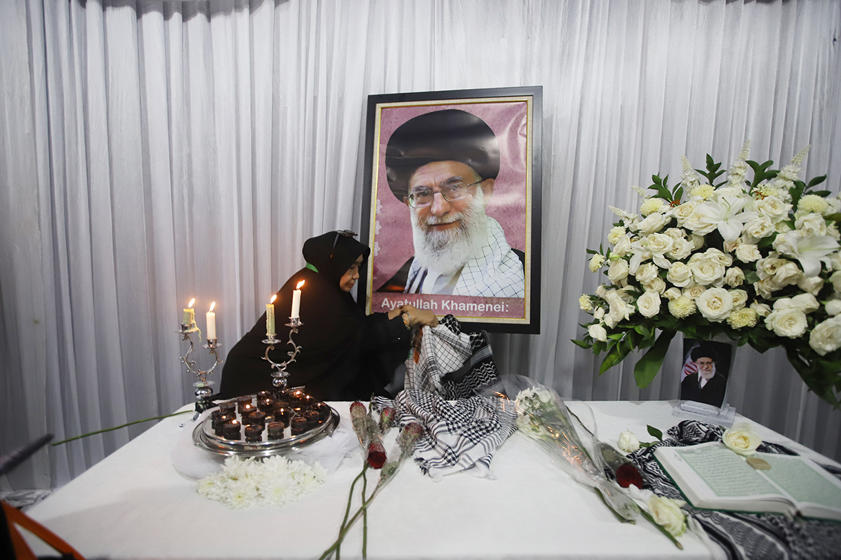 Warga berdoa untuk mendiang pemimpin tertinggi Iran Ayatollah Ali Khamenei di Kediaman Duta Besar Iran, Jakarta, Kamis (5/3/2026).  (Beritanasional.com/Oke Atmaja)