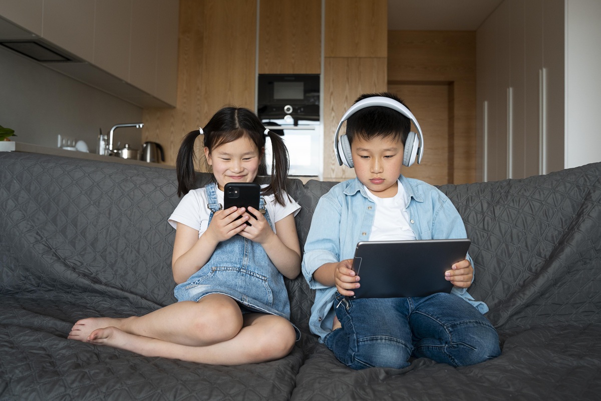 Opsi anak bermain gadget. (Foto/freepik)