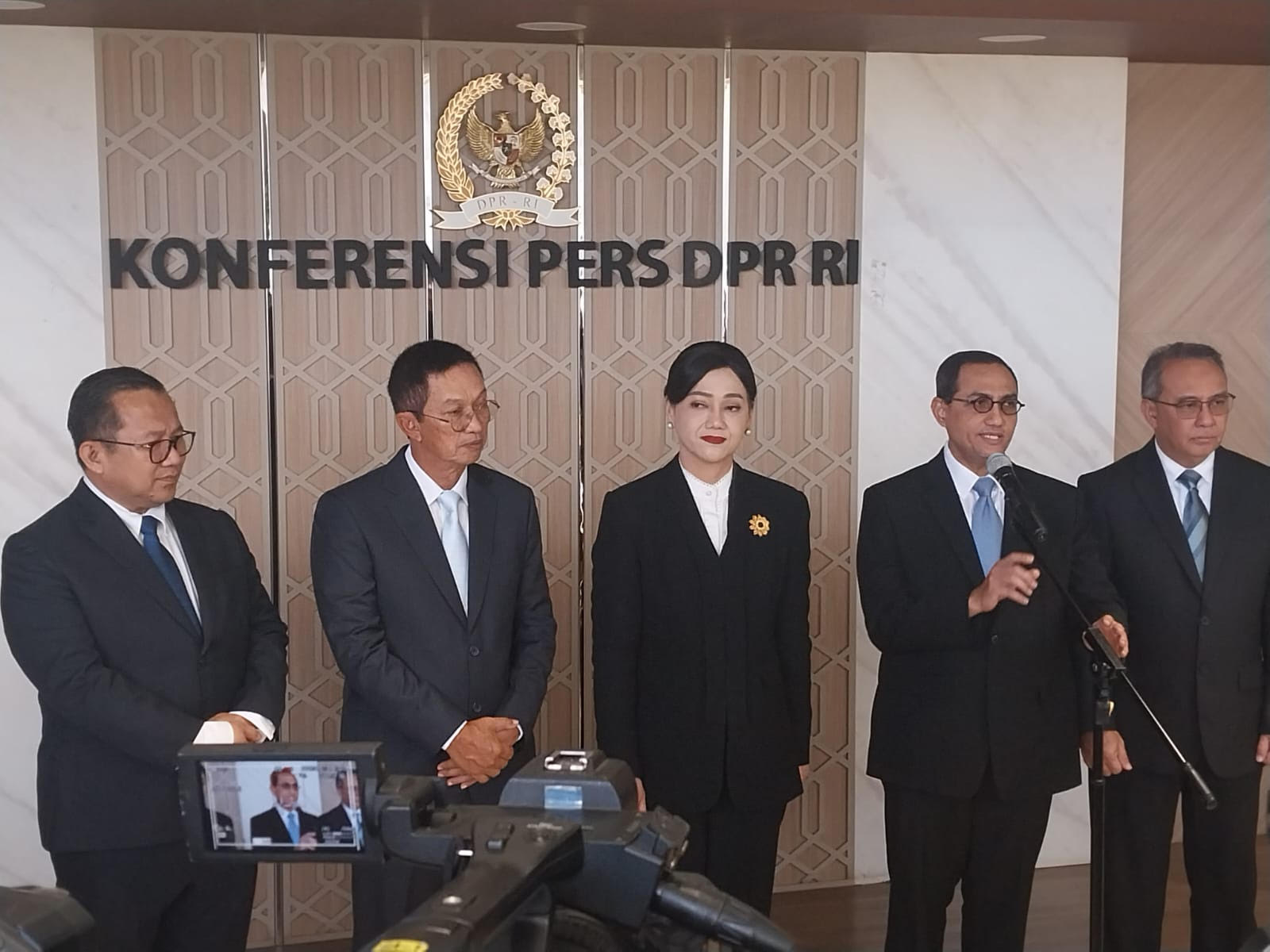 DPR Sahkan Friderica Widyasari Dewi (tengah) sebagai Ketua Baru OJK. (BeritaNasional/Ahda)