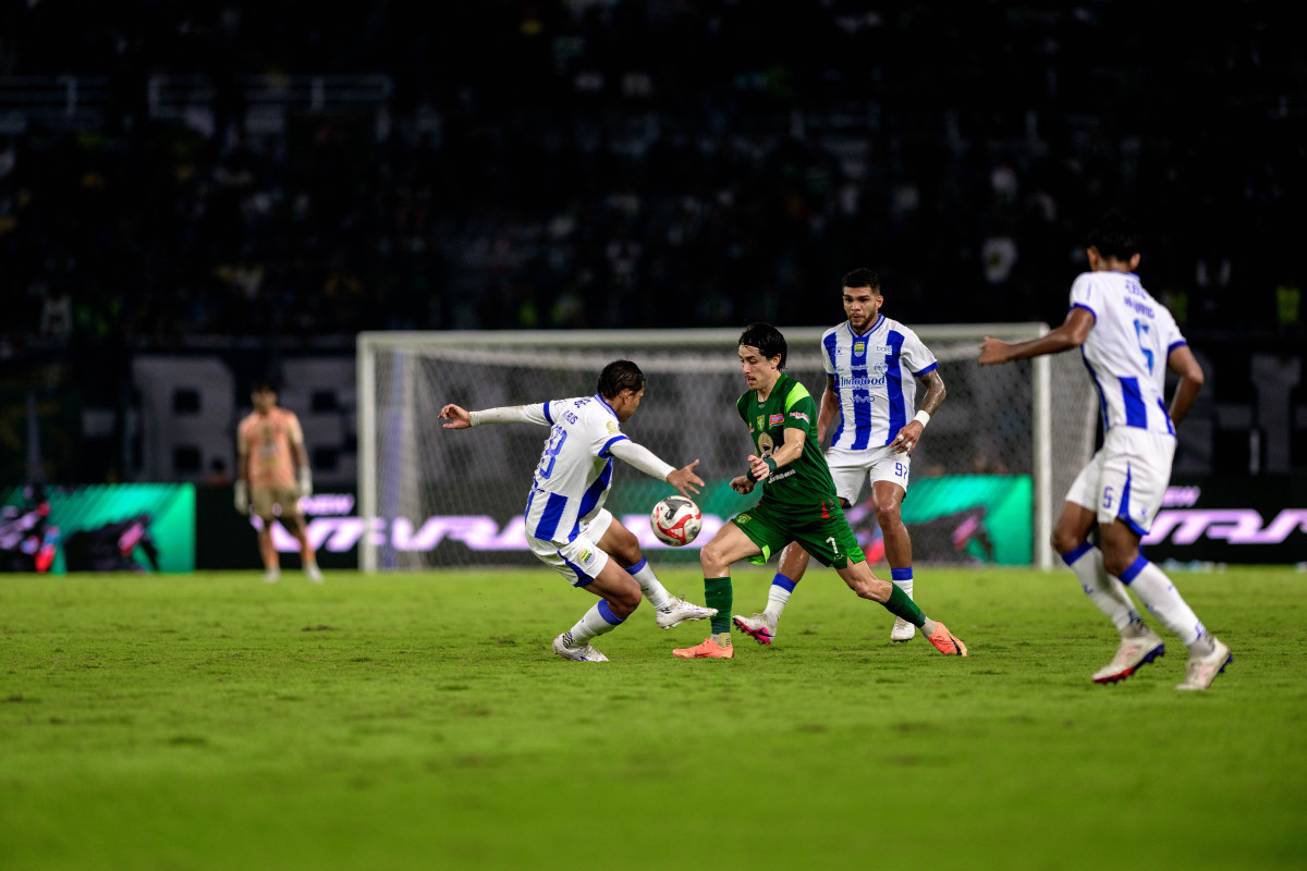 Pertandingan Persebaya vs Persib. (Foto/Persebaya).