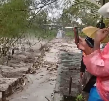 Warga mengabadikan banjir lahar di Magelang Jawa Tengah telan korban jiwa. (BeritaNasional/BNPB)