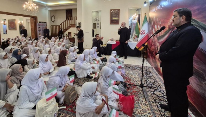 Anak-anak ikut solidaritas terhadap korban di Iran (Foto/Kedubes Iran)